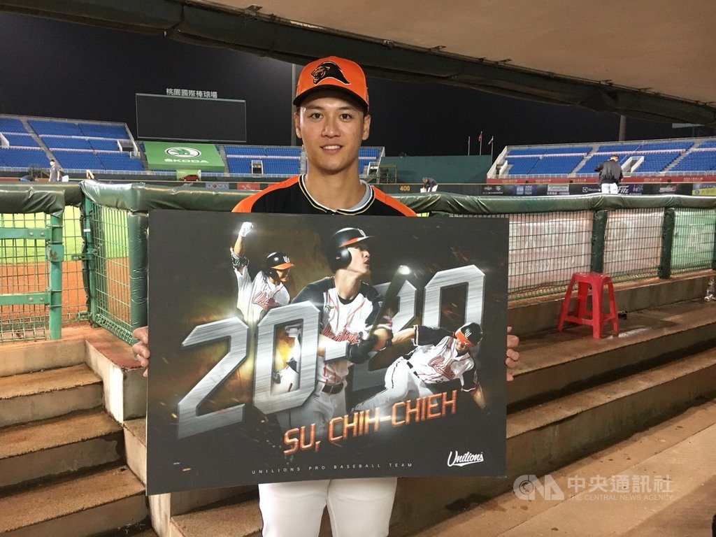 統一獅與Lamigo桃猿18日以3比3握手言和,不過獅隊蘇智傑(圖)7局上跑出本季第20次盜壘,成為獅隊隊史首名達成20轟、20盜的選手。中央社記者楊啟芳攝 108年9月18日