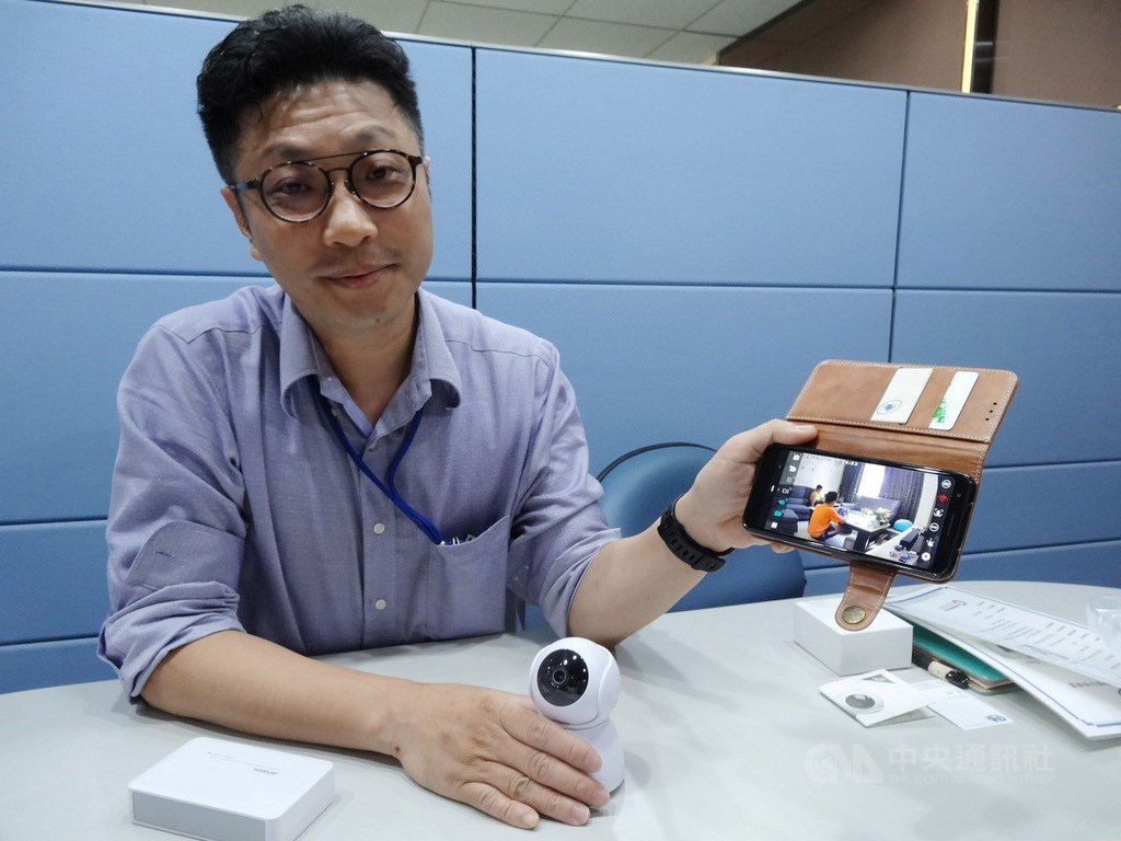 陞泰科技行銷總監李育任(圖)指出,業界漸漸看好家用產品商機,開發出外型討喜款式,預計10月在國內、外的網路商城同步銷售,對照市售鏡頭可轉動的中國大陸製產品,定價僅高出2、3成。中央社記者楊淑閔攝 108年9月18日