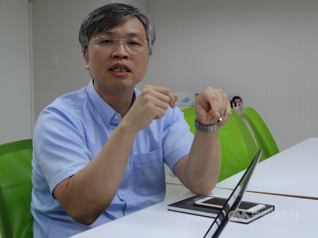 台灣資通產業標準協會(TAICS)國際事務處處長顏嘉邦說明,取得TAICS資安驗證1星的產品,軟、硬體都有一定程度的防護力,不容易被駭入;2星等級的防護能力,則可供政府重要機關、領域,例如國防、總統府使用;3星級要通過50多個項目驗證,達標門檻更高 。中央社記者楊淑閔攝 108年9月18日