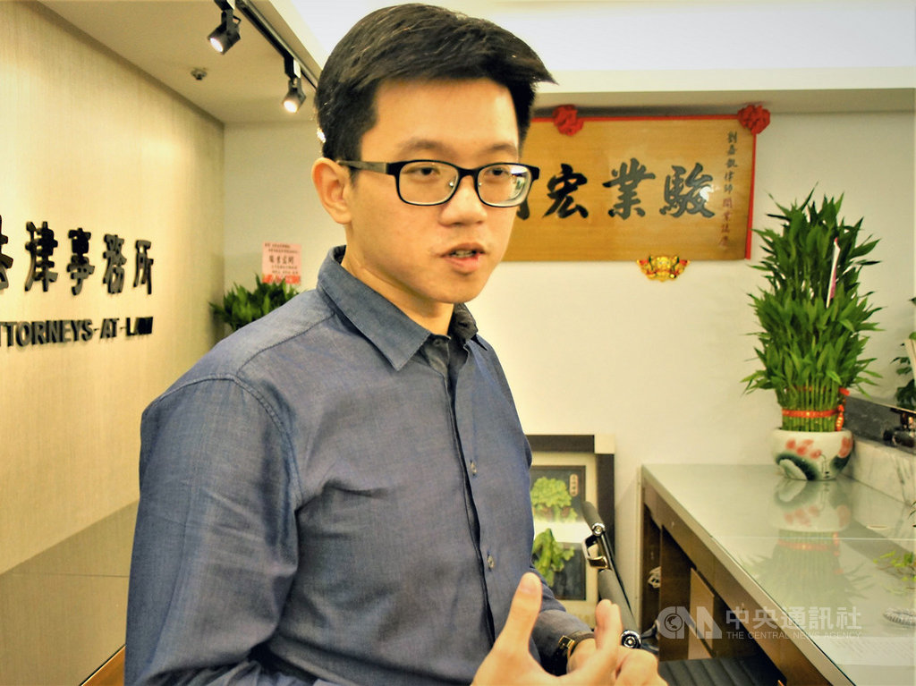 廣大興案,菲律賓馬尼拉地區初審法院宣判,8名開槍的菲律賓海岸防衛隊人員被判刑,當年承辦檢察官劉嘉凱(圖)18日受訪表示,台菲司法制度不同,但菲國法院能採納台灣起訴的罪證,經司法合作一起將被告繩之以法,值得肯定。中央社記者程啟峰高雄攝 108年9月18日