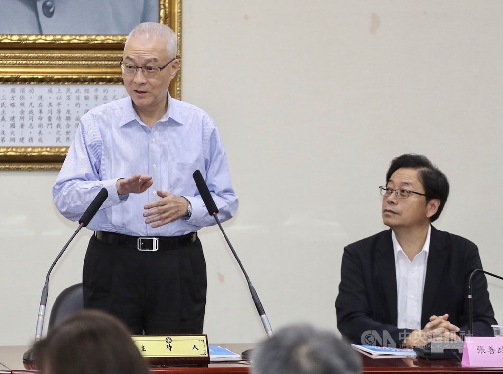 鴻海創辦人郭台銘宣布不參與2020總統連署,國民黨主席吳敦義(左)18日在台北表示,這是朝向祥和和團結的目標走,希望能跟郭台銘合作,他會用各種好的途徑,包括透過副主席郝龍斌溝通,以及他親自向郭請益,「烏雲散掉後,希望陽光普照」。中央社記者裴禛攝 108年9月18日