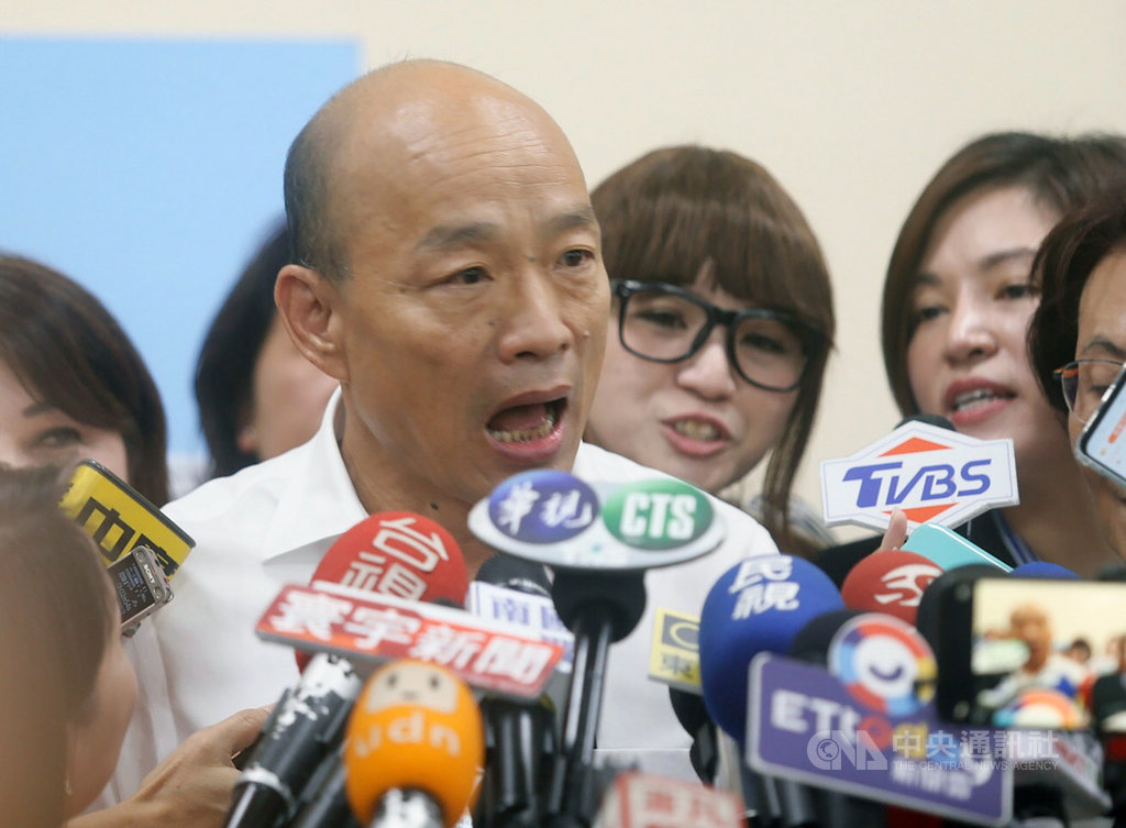 鴻海集團創辦人郭台銘宣布不參選總統,國民黨提名總統參選人韓國瑜(前)18日受訪時表示,一定要儘快拜訪郭台銘。中央社記者董俊志攝 108年9月18日