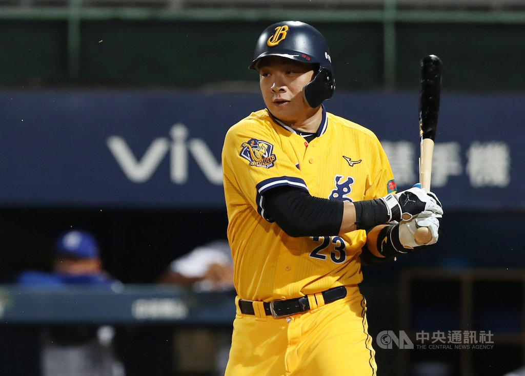 中華職棒中信兄弟隊「恰恰」彭政閔18日迎接新莊棒球場終戰,吸引滿場1萬2100人,賽後不分主客場球迷高喊彭政閔,他坦言心情起伏大、很感動。中央社記者張新偉攝 108年9月18日