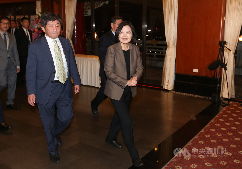 總統蔡英文(前右)18日晚間在衛福部長陳時中(前左)等人陪同下,出席2019醫策會國際醫療照護品質與安全論壇交流晚宴,兩人一同步入會場。中央社記者徐肇昌攝 108年9月18日