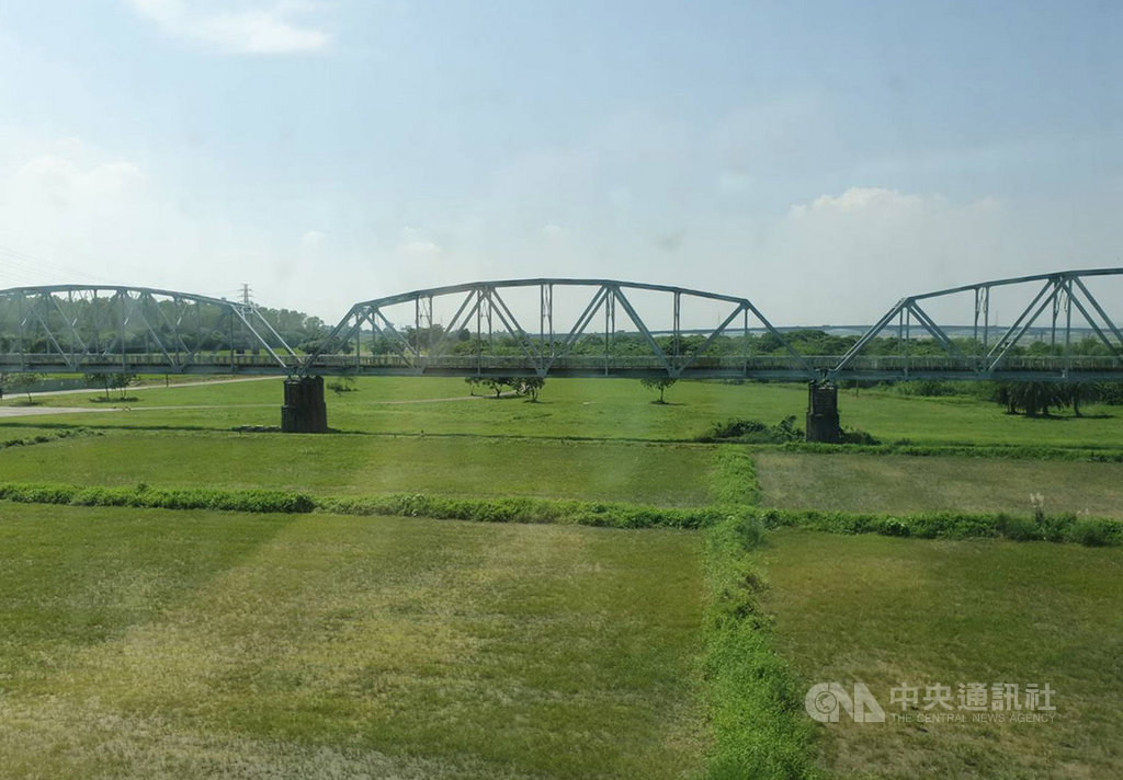 2019國慶焰火將在屏東高屏大橋河濱公園登場,屏東縣政府18日表示,預估會有10萬人以上觀賞,10月10日下午2時起交通管制,縣府將出動300輛接駁車運輸。中央社記者郭芷瑄攝 108年9月18日