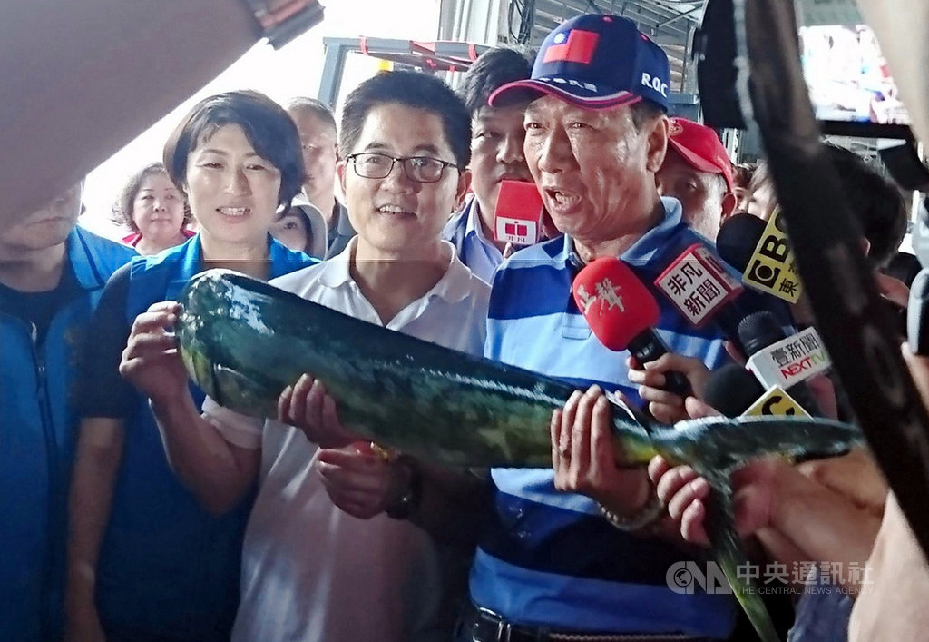 鴻海創辦人郭台銘(前右)不參與連署競選總統,外傳他原本安排的副總統搭檔是前台東縣長黃健庭(前中)。黃健庭18日接受記者電話訪問,對此不願證實,要記者不要再問,並說此時談這個「沒意義」。(檔案照片)中央社記者盧太城台東攝 108年9月18日