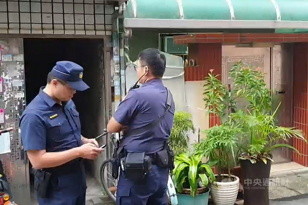 一名41歲古姓男子18日下午現身派出所投案,供稱因與59歲陳姓友人發生口角,情緒失控將他殺害,警方循線到場發現屍體,隨即著手展開調查以釐清案情。中央社記者吳睿騏桃園攝 108年9月18日