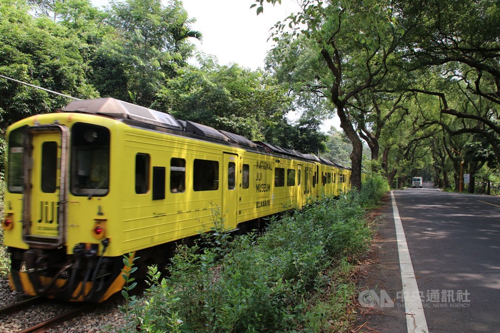 觀光局打造國立集集美術館彩繪列車,車體使用集集特產山蕉的黃色,18日正式啟用上路,行經南投縣集集鎮知名景點「綠色隧道」路段。中央社記者蕭博陽南投縣攝 108年9月18日