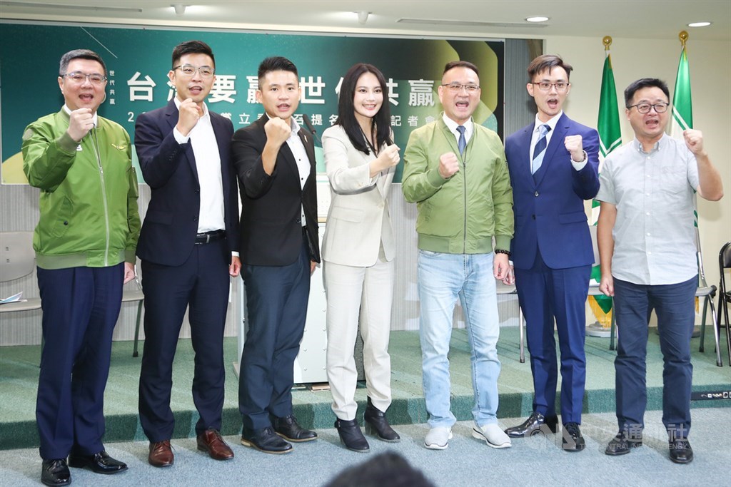 民進黨主席卓榮泰(左)與秘書長羅文嘉(右)18日宣布,新北市中永和徵召卓榮泰特助蔡沐霖(右2起)、台北市文山區徵召市議員阮昭雄、新北市汐止區徵召「太陽花女戰神」賴品妤、新北市新店徵召名嘴張銘祐、新竹縣第1選區徵召黨發言人周江杰參選。中央社記者王騰毅攝 108年9月18日