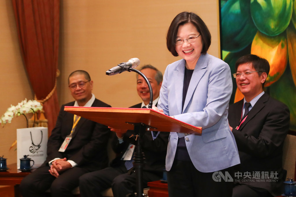 總統蔡英文(前)18日在總統府,接見「108年回教朝覲團」,蔡總統致詞時指出,全球穆斯林旅遊指數排名,台灣今年首度進入前3名,這是推動新南向政策以來最好的成績,未來政府會繼續努力,深化台灣與穆斯林的友誼。中央社記者王騰毅攝 108年9月18日