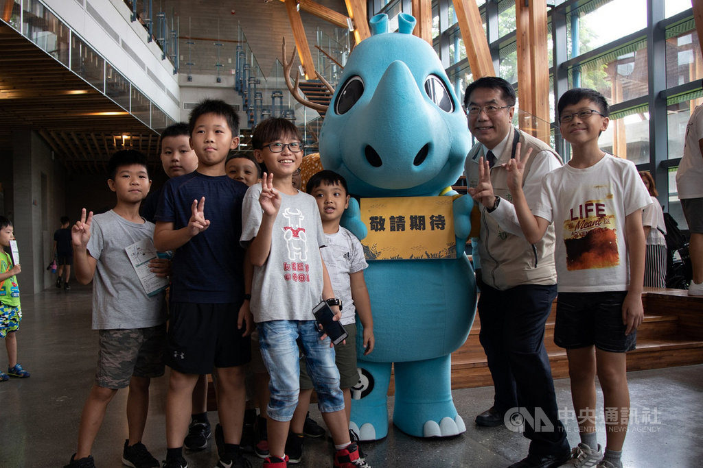 台南市政府推出英語說唱影片投稿活動,因反應熱烈,市長黃偉哲(右2)決定延長至9月底,並加贈左鎮化石園區優惠券給每名投稿者。(台南市政府提供)中央社記者楊思瑞台南傳真 108年9月18日