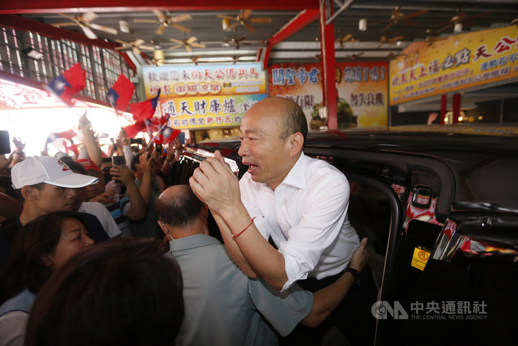 高雄市長韓國瑜(右)18日下午到左營新庄仔天公廟參香祈福,現場滿是支持者,韓國瑜也拱手向支持民眾致謝,回應民眾熱情。中央社記者董俊志攝 108年9月18日