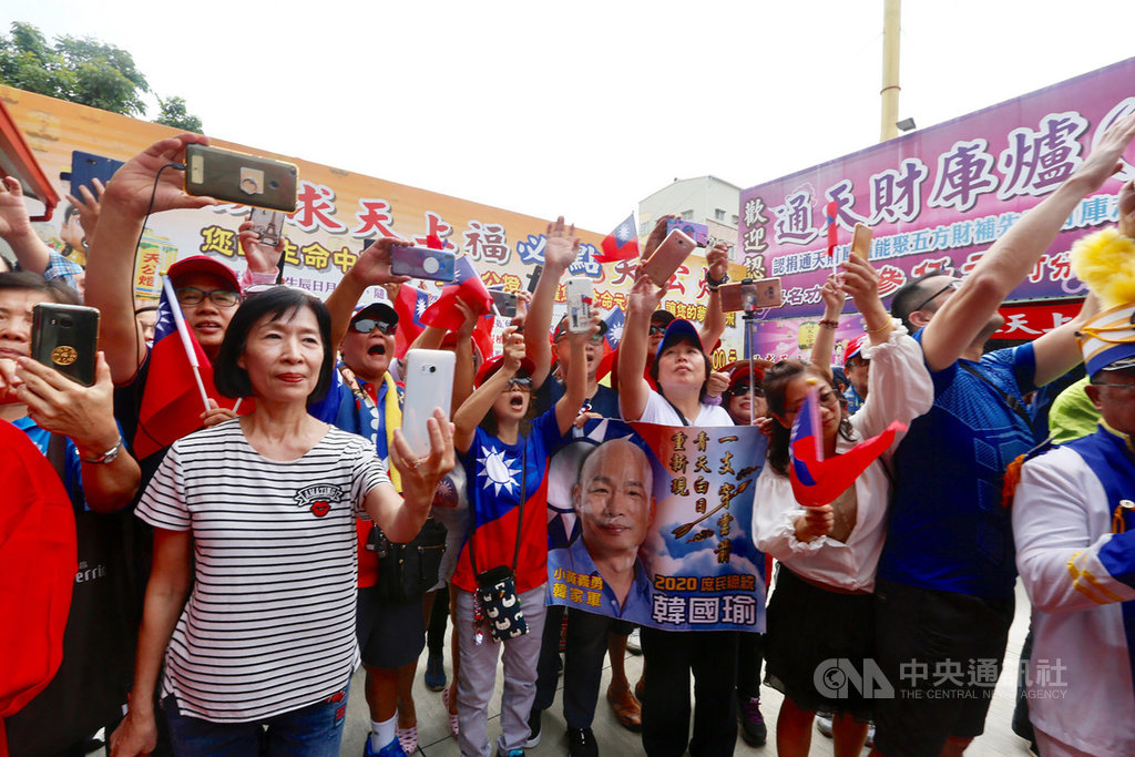 高雄市長韓國瑜18日到左營區進行市政請益行程,循往例先到轄區內宮廟參拜,大批穿著國旗裝的韓粉們也在新庄仔天公廟聚集,熱情高喊「韓國瑜當選」等口號。中央社記者董俊志攝 108年9月18日