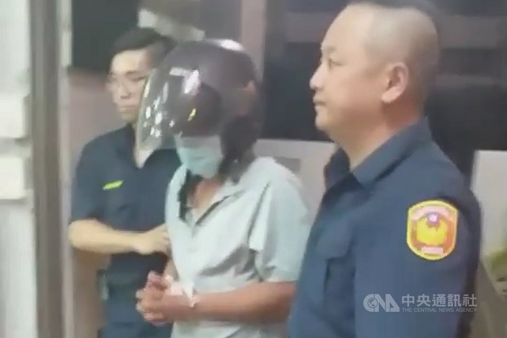 桃園市警局中壢分局18日表示,一名41歲古姓男子(中)下午前往派出所投案,並表示因與友人發生口角,情緒失控,以殺魚刀與菜刀將59歲陳姓友人砍殺致死。(桃園市警局中壢分局提供)中央社記者吳睿騏桃園傳真 108年9月18日