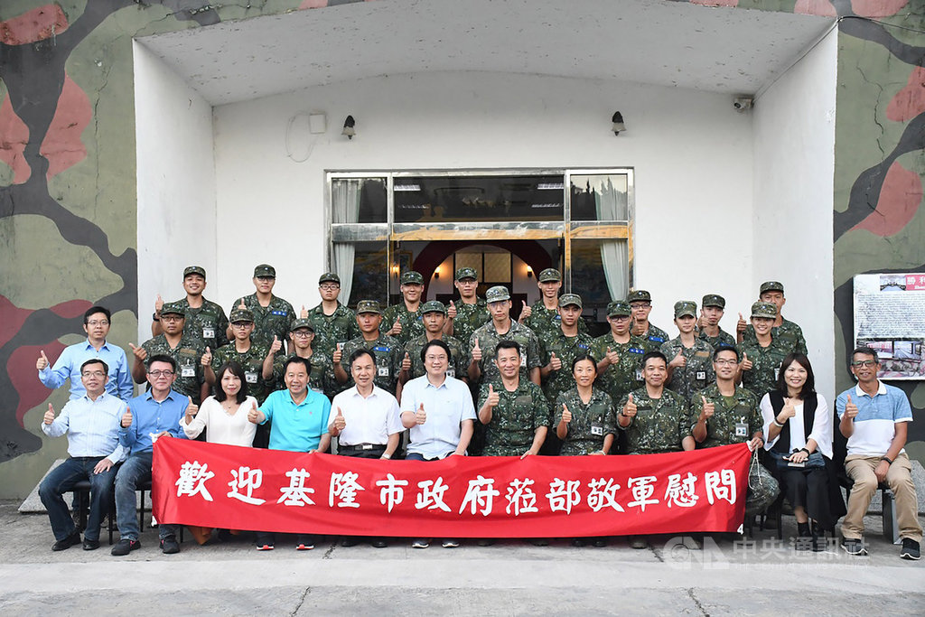 基隆市長林右昌(前左6)18日率團到馬祖勞軍,關心在馬祖服役的基隆籍子弟,受到熱烈歡迎。(連江縣政府提供)中央社 108年9月18日