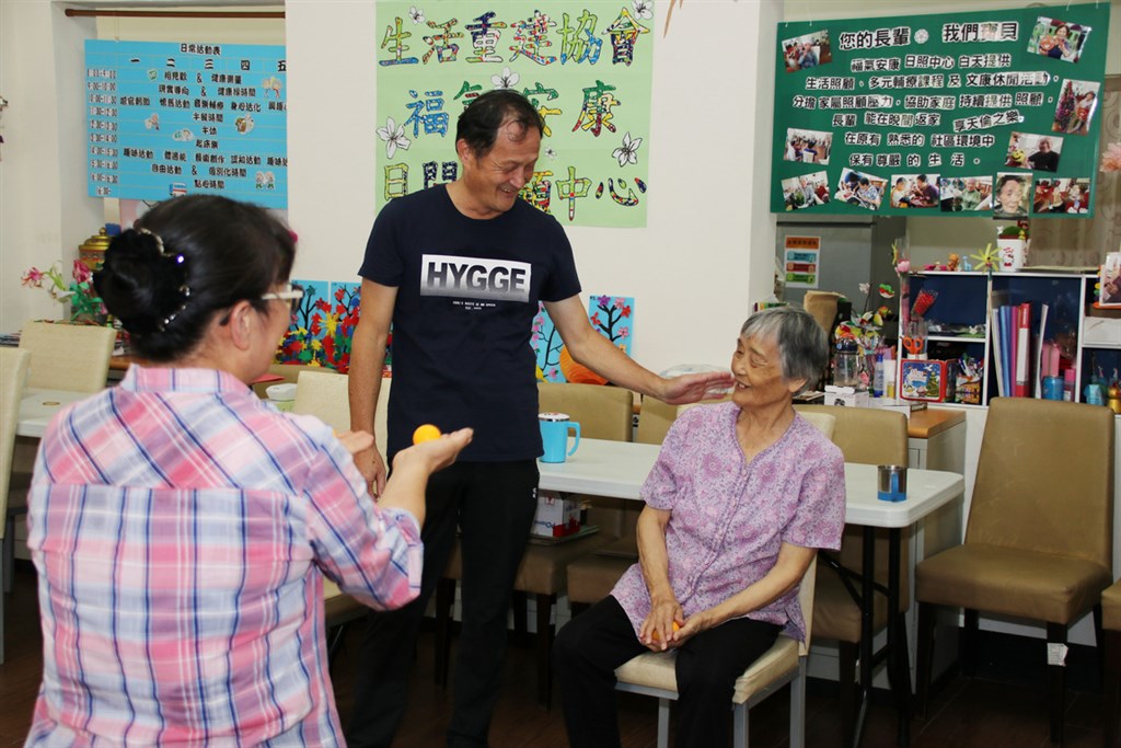 九二一地震改變機車行老闆邱慶禧(中)的一生,決定要做老人送餐後,邱慶禧拿出打拚車行事業的精神全心投入,20年後的現在,南投縣生活重建協會成為國姓鄉重要的長照服務機構,提供居家服務、日間照顧、送餐服務、交通接送、關懷據點、社區培力、急難救助、臨時托顧等。中央社記者蕭博陽南投縣攝 108年9月18日
