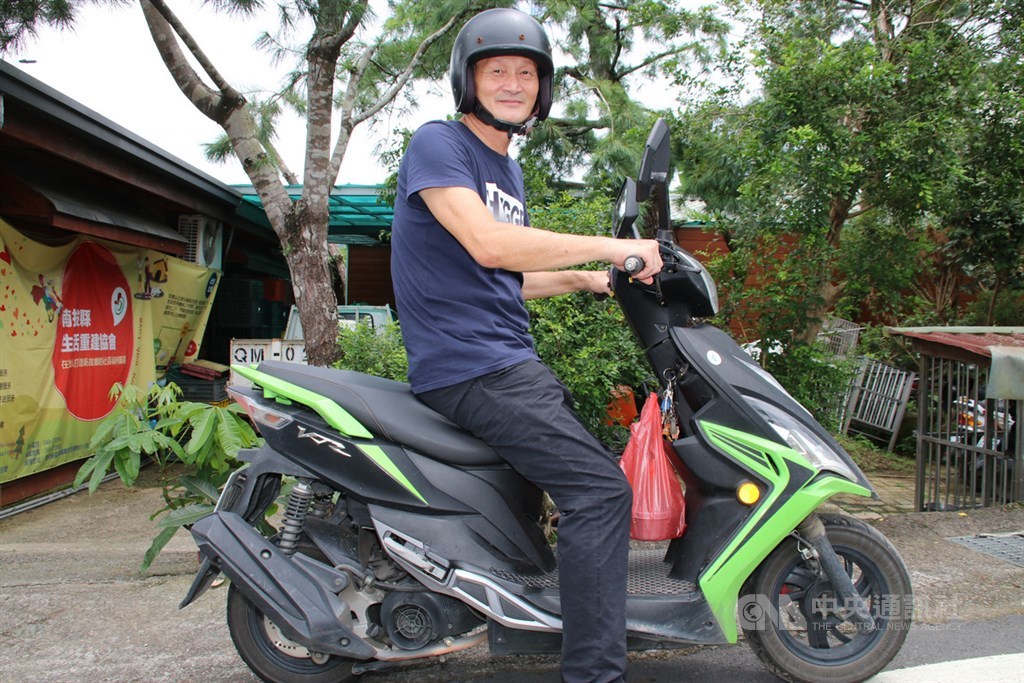 九二一地震改變機車行老闆邱慶禧的一生,當年他在瓦礫廢墟中搶救人命,看到很多老人沒飯吃,震後一頭栽進偏鄉老人的送餐服務,而且一做就是20年。中央社記者蕭博陽南投縣攝 108年9月18日