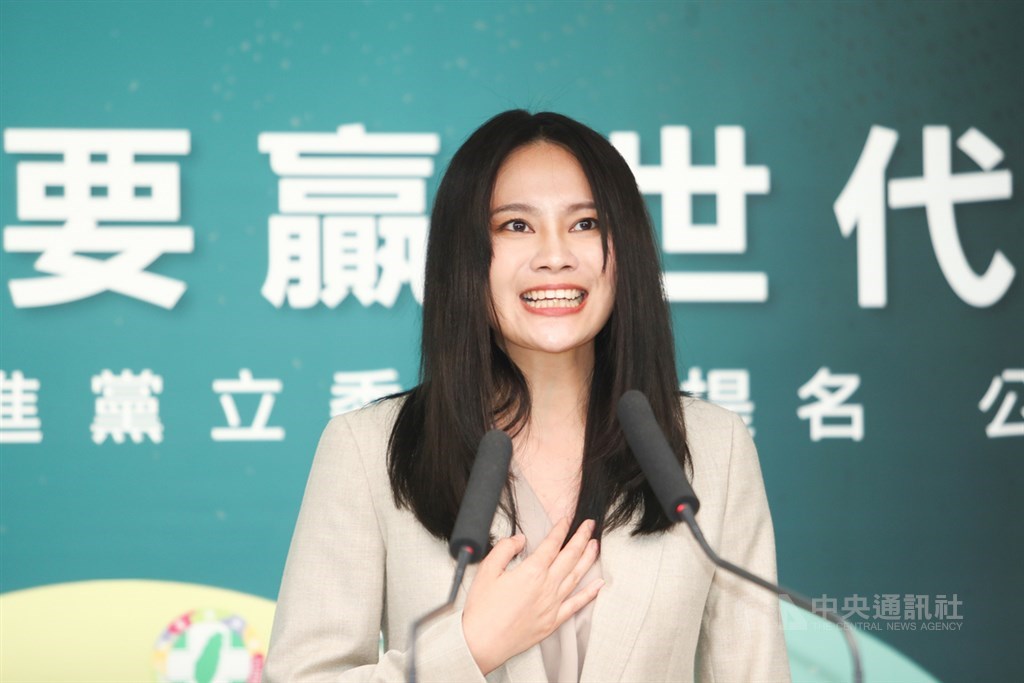 民進黨中執會18日通過最後一波艱困選區徵召案,區域立委布局宣告完成,在新北市汐止區確認徵召「太陽花女戰神」賴品妤參選。中央社記者王騰毅攝 108年9月18日