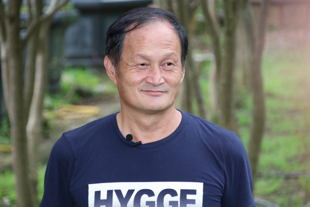 九二一地震改變機車行老闆邱慶禧的一生,回首來時路,邱慶禧認為,地震帶來最大改變就是「另一個我」,讓從沒想過做社福工作的他,人生轉彎,照顧起國姓鄉800多名長輩,協會也從零開始,到如今提供70多個家庭收入,若當初沒有這場地震,可能終其一生就是以賺錢為目的。中央社記者蕭博陽南投縣攝 108年9月18日