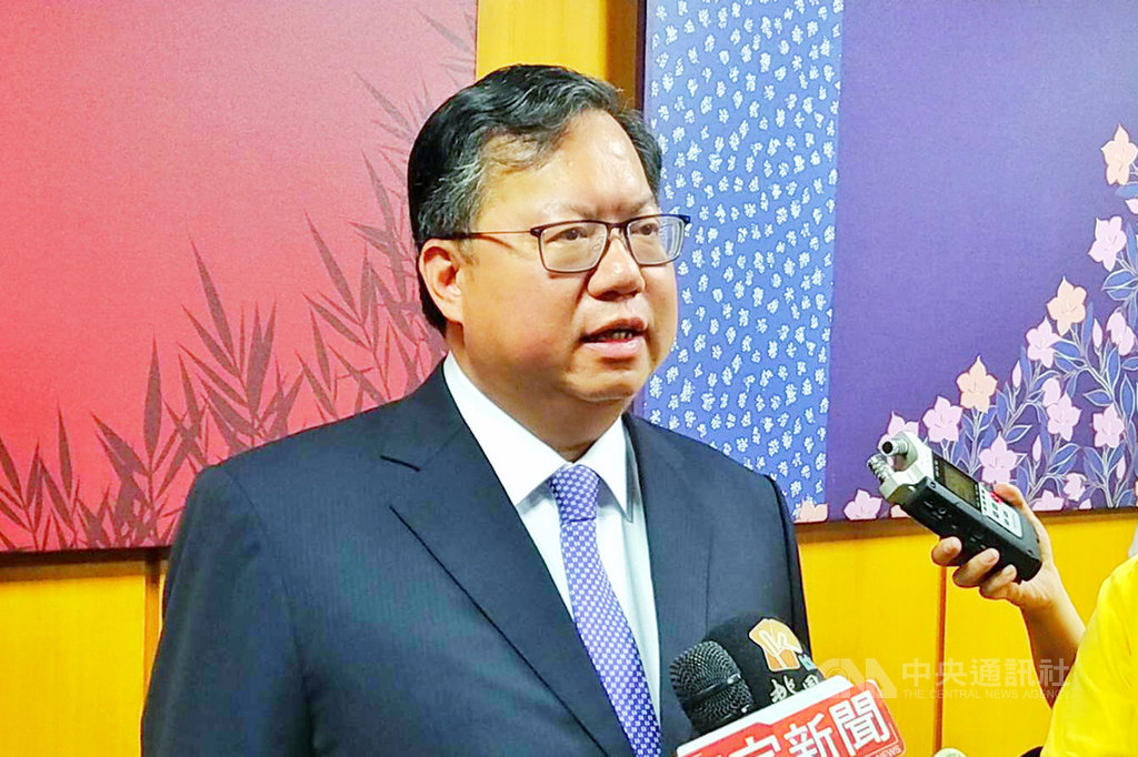外交部協助直轄市長出訪活動作業要點日前出爐,明定駐處可協助及不可協助事項,引起韓國瑜競選辦公室質疑。桃園市長鄭文燦(圖)18日出席市政會議前接受媒體聯訪表示,肯定外交部說清楚原則、一體適用的做法。中央社記者吳睿騏桃園攝 108年9月18日