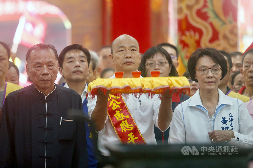 高雄市長韓國瑜(前中)18日下午到左營區舉行市政請益座談會,會前先到新庄仔天公廟參拜祈福。中央社記者董俊志攝 108年9月18日