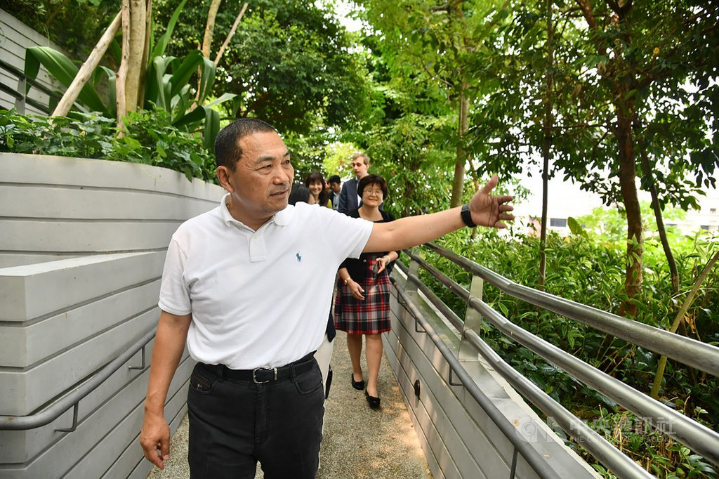 新北市長侯友宜訪問新加坡,率先造訪「海軍部村落」,了解這座多功能全新綜合社區如何利用植物綠化環境,控制溫度及屏障噪音。(新北市府提供)中央社記者黃自強新加坡傳真 108年9月18日