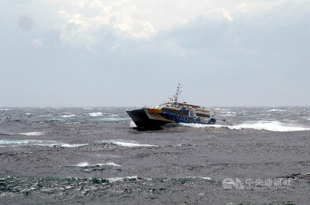 受東北風影響,海面風浪增強,台東往返蘭嶼、綠島船班異動,19日蘭嶼船班全部取消。圖為17日台東海況。(李姓民眾提供)中央社記者盧太城台東傳真 108年9月18日