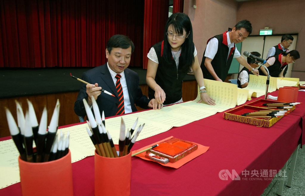 108年公務人員高等考試三級考試暨普通考試18日放榜,由典試委員長、考試院副院長李逸洋(左)親自點榜。中央社記者郭日曉攝 108年9月18日