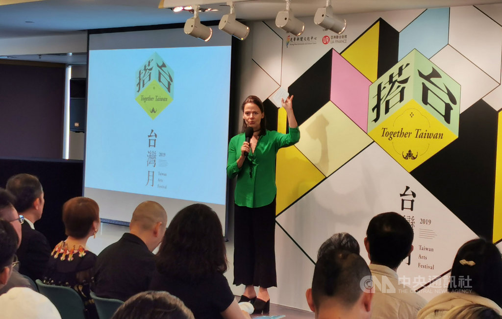 由香港光華中心舉辦的「台灣月」將於10月4日揭幕,本屆有多場活動與香港西九文化區合作,圖為西九文化區代表(站立者)在記者會上介紹活動內容。中央社記者張謙香港攝 108年9月18日