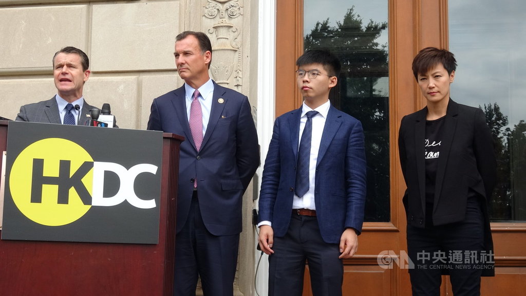 為尋求美國對香港的關注與支持,在美港人在華府成立「香港民主會」,香港眾志秘書長黃之鋒(右二)表示,現在是香港關鍵時刻,希望透過該組織,教育更多美國民眾關注香港。中央社記者江今葉華盛頓攝 108年9月18日