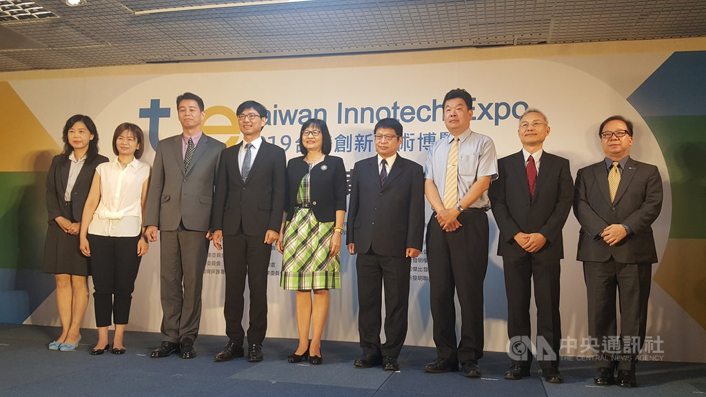 經濟部智慧財產局18日舉辦2019年台灣創新技術博覽會展前記者會,智慧局長洪淑敏(中)表示,希望藉此促進國內創新專利商品化。中央社記者廖禹揚攝 108年9月18日