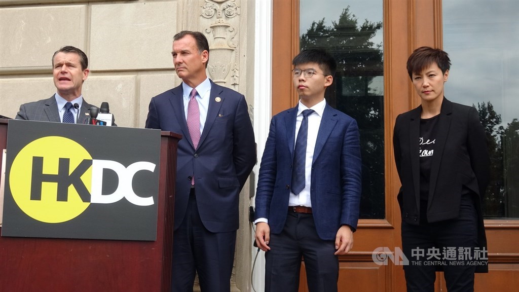 為尋求美國對香港的關注與支持,在美港人在華府成立「香港民主會」,香港眾志秘書長黃之鋒(右二)表示,現在是香港關鍵時刻,希望透過該組織,教育更多美國民眾關注香港。中央社記者江今葉華盛頓攝 108年9月18日