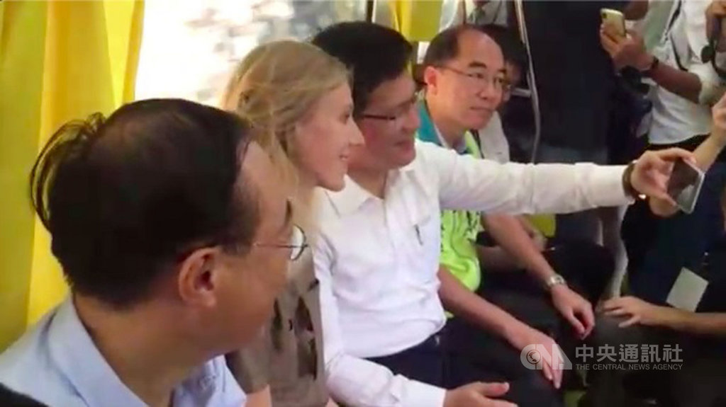 集集彩繪列車歷經風波後18日正式啟用,交通部長林佳龍(左3)與俄羅斯插畫家莫洛措娃(Katya Molodtsova)(左2)體驗搭乘,並自拍留念。中央社記者余曉涵攝 108年9月18日