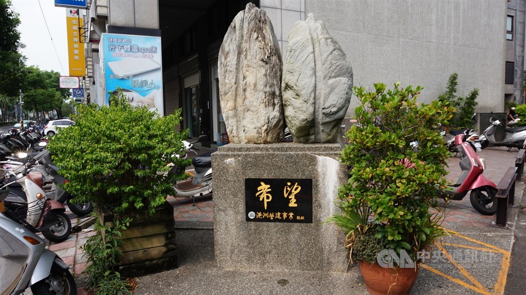 歷經九二一地震,豐原尊龍社區都市更新會理事長鄭銘德說:「本來要告(建商)但後來不告了,即使告贏了,對方要是沒有任何財產,拿到一張法院判決的紙,不會有實質幫助。」大樓在震後被判定全倒,全體住戶經整合凝聚共識後,決定與建商和解,在原地進行重建。圖為尊龍社區大樓外的希望種子。中央社記者趙麗妍攝 108年9月18日