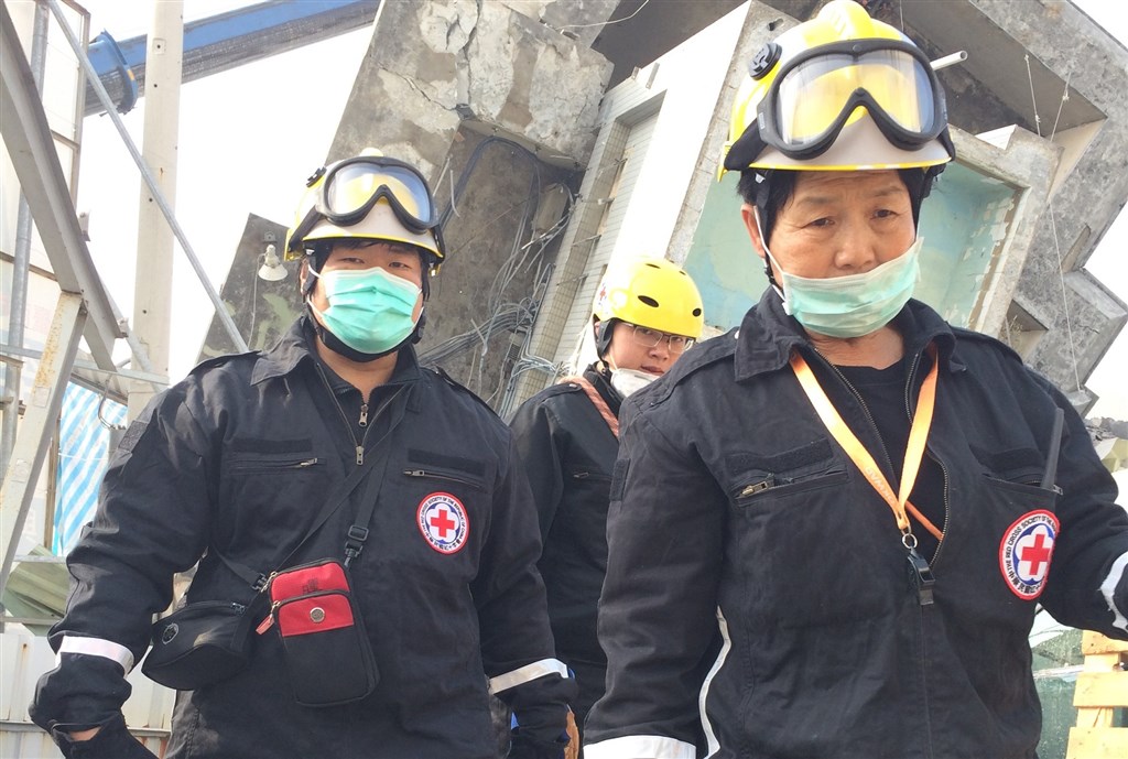 林美霞(右)是全台年齡最高的女性特搜隊員,曾參與四川汶川地震、莫拉克八八風災等國內外搜救任務。(圖取自中華民國紅十字會總會網頁www.redcross.org.tw)