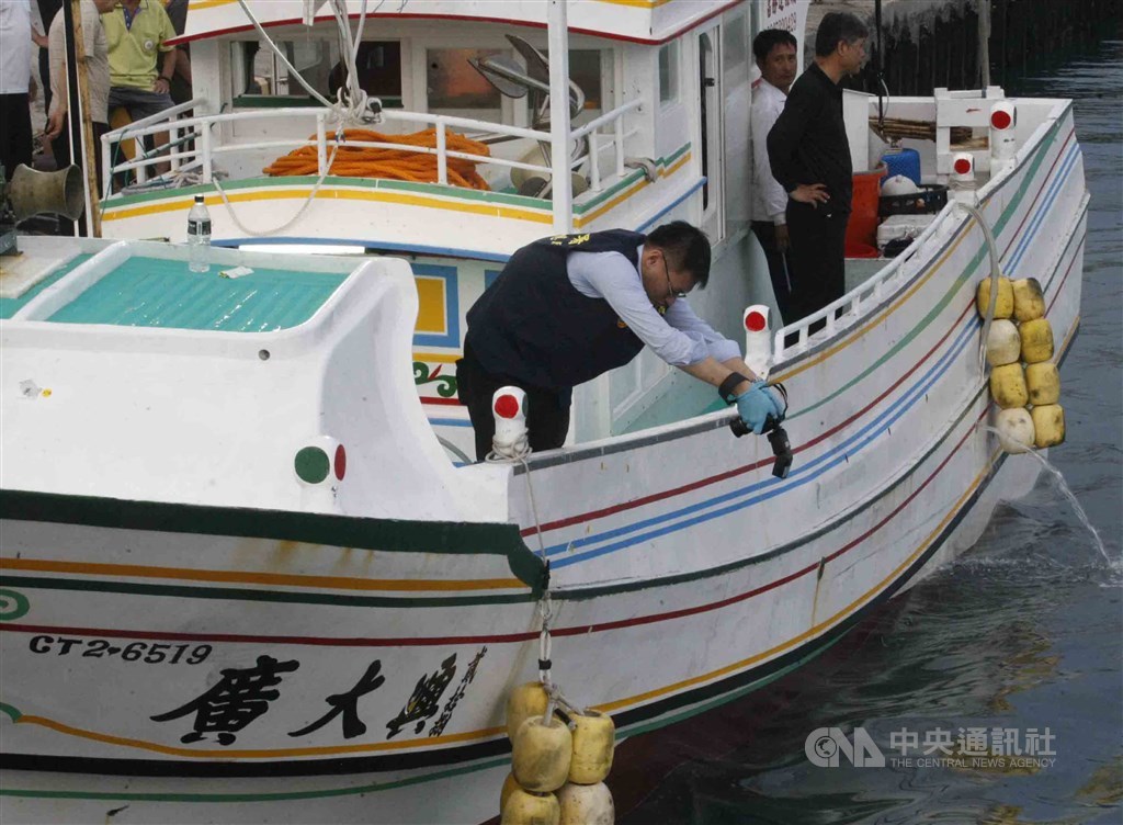 馬尼拉地區初審法院18日宣布廣大興案判決。8名開槍射擊的菲律賓海岸防衛隊人員被判殺人罪成立,刑期8年至14年。圖為台灣警方鑑識人員登廣大興28號漁船蒐證。(中央社檔案照片)