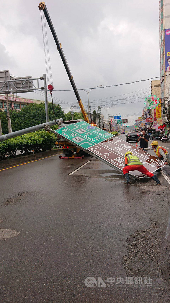 新竹縣台1線道路標誌桿18日突然倒塌,竹北警分局表示,目前已移除標誌桿,恢復通車,所幸沒有人受傷。(新竹縣政府提供)中央社記者郭宣彣新竹縣傳真 108年9月18日