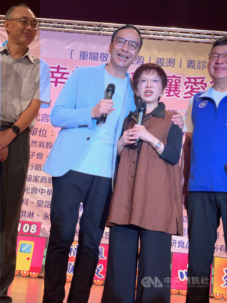 前國民黨主席洪秀柱(右2)和前新北市長朱立倫(左2)18日一同出席「幸福送暖-讓愛重頭」重陽敬老義剪活動,朱立倫在洪秀柱致詞時登台,緊攬洪秀柱肩膀展現團結。中央社記者葉臻攝 108年9月18日