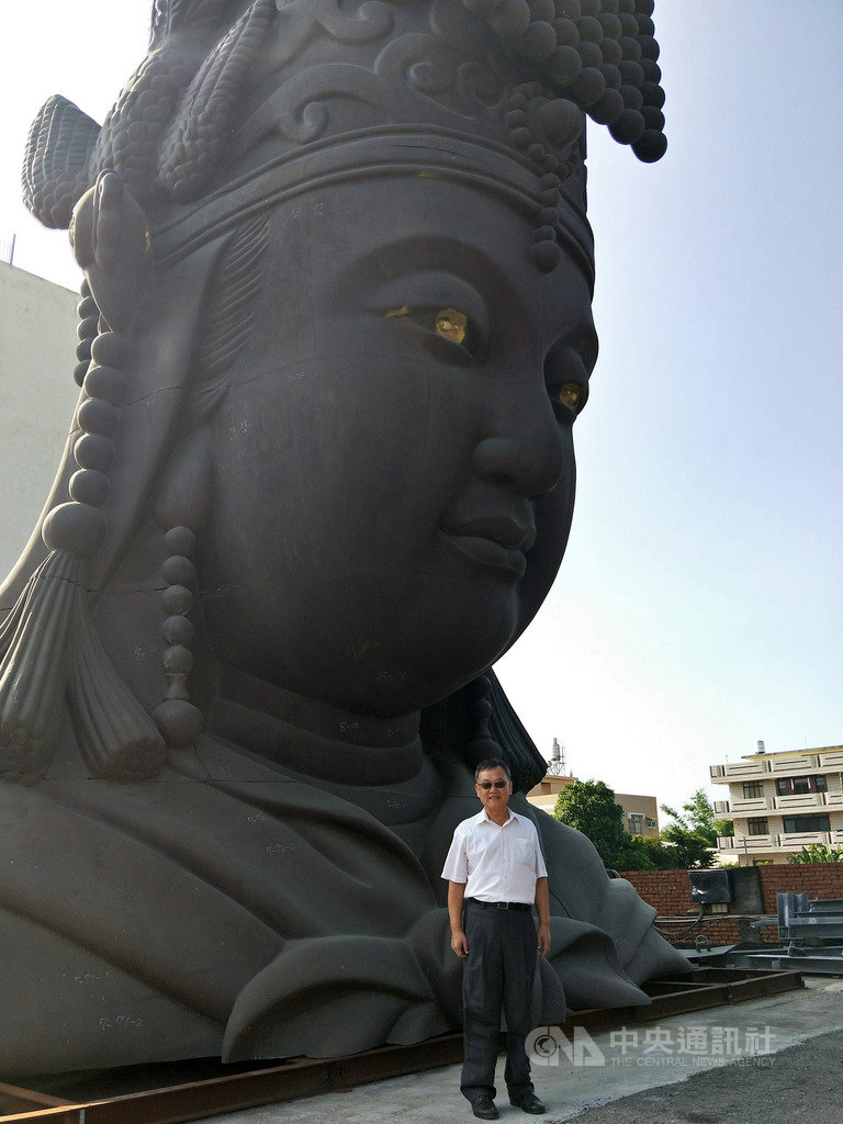 澎湖縣長賴峰偉會勘大倉媽祖銅像存放狀況後表示,銅像在彰化已置放6年,支付廠商新台幣500餘萬元租金,縣府與議會一致認為應儘速運回,找尋合適地點安置。(澎湖縣政府提供)中央社 108年9月18日
