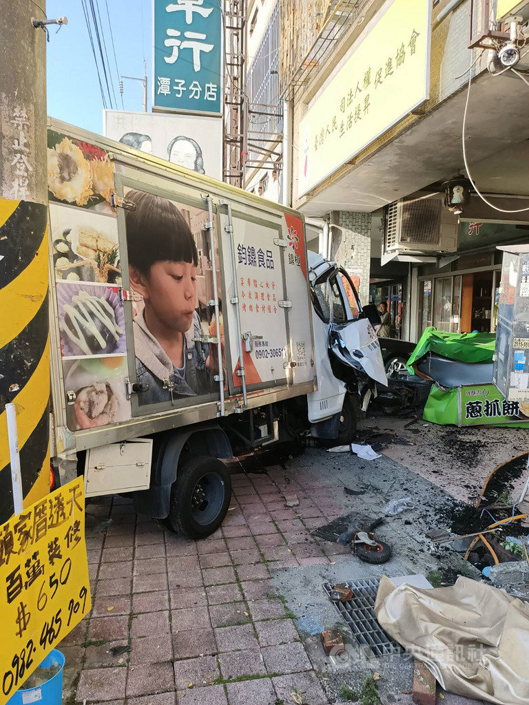 台中市潭子區18日發生一起連環車禍,一名陳姓男子駕駛小貨車,疑因疲勞駕駛,不慎撞上路旁車輛,計有2貨車、1汽車與5機車受波及,造成1死1重傷3輕傷。(翻攝畫面)中央社記者趙麗妍傳真 108年9月18日