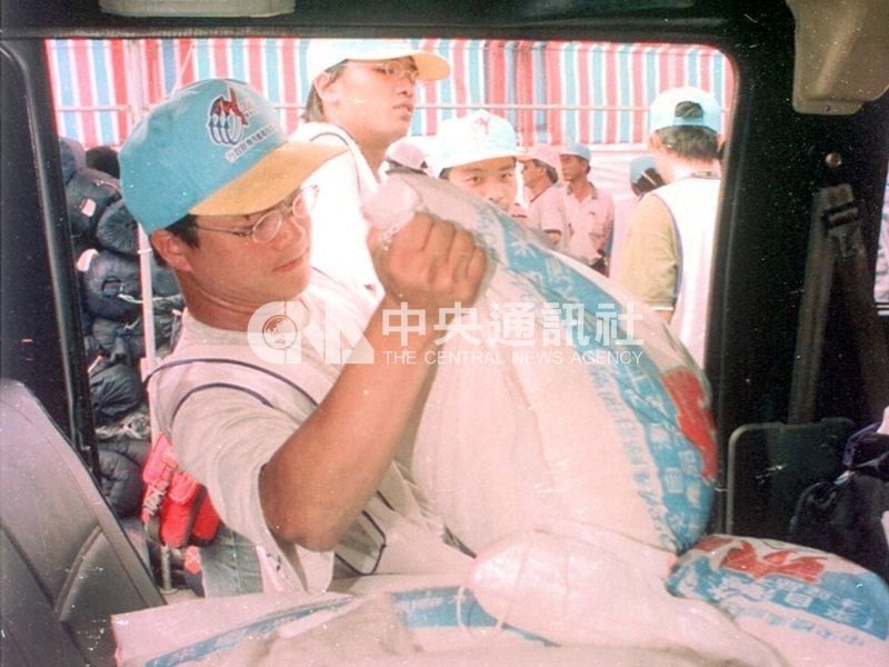 南投縣國姓鄉因聯外交通被地震毀壞,地震後3天各地送來白米等賑災物資援助。(中央社檔案照片)