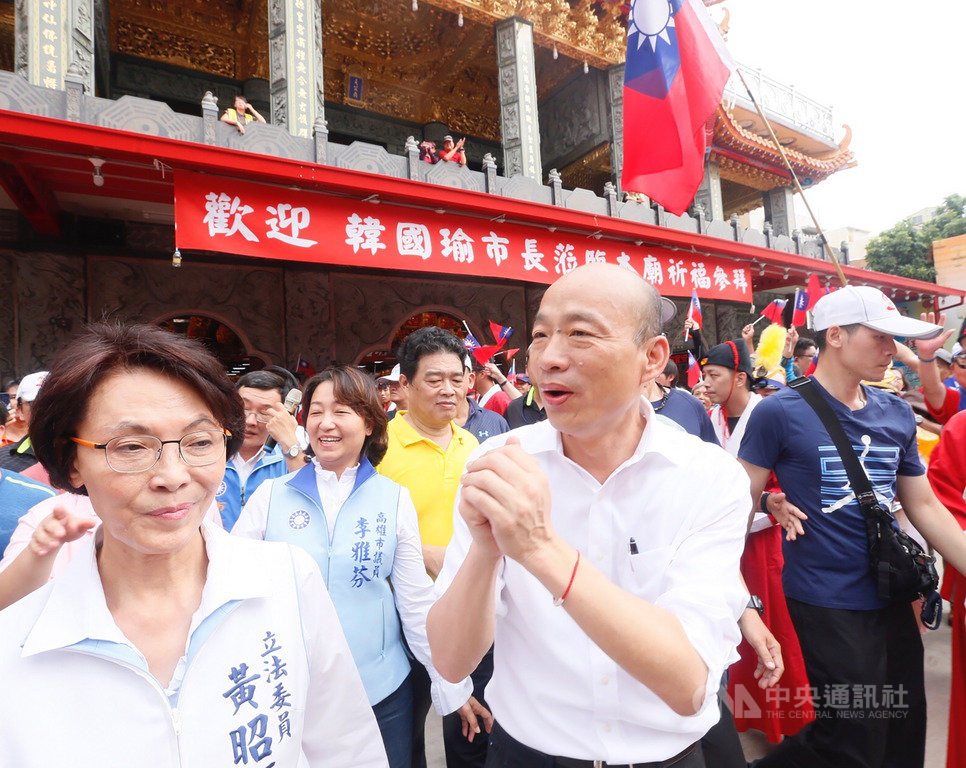 高雄市長韓國瑜(前右)18日下午到左營新庄仔天公廟參香祈福,大批韓粉到場揮舞國旗等表達力挺,韓國瑜也拱手向支持者表達感謝之意。中央社記者董俊志攝 108年9月18日