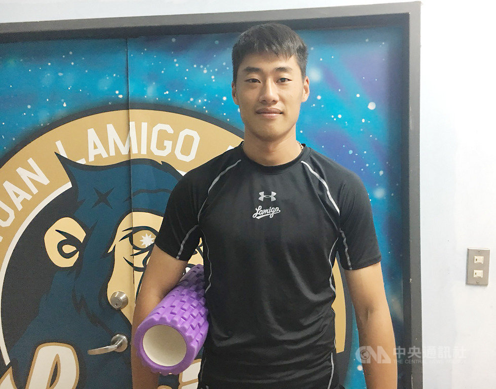 睽違近1個月,中華職棒Lamigo桃猿投手翁瑋均19日將再度於一軍先發,從季初獲得先發機會,到季中面臨撞牆期,翁瑋均都樂觀面對。中央社記者楊啟芳攝 108年9月18日