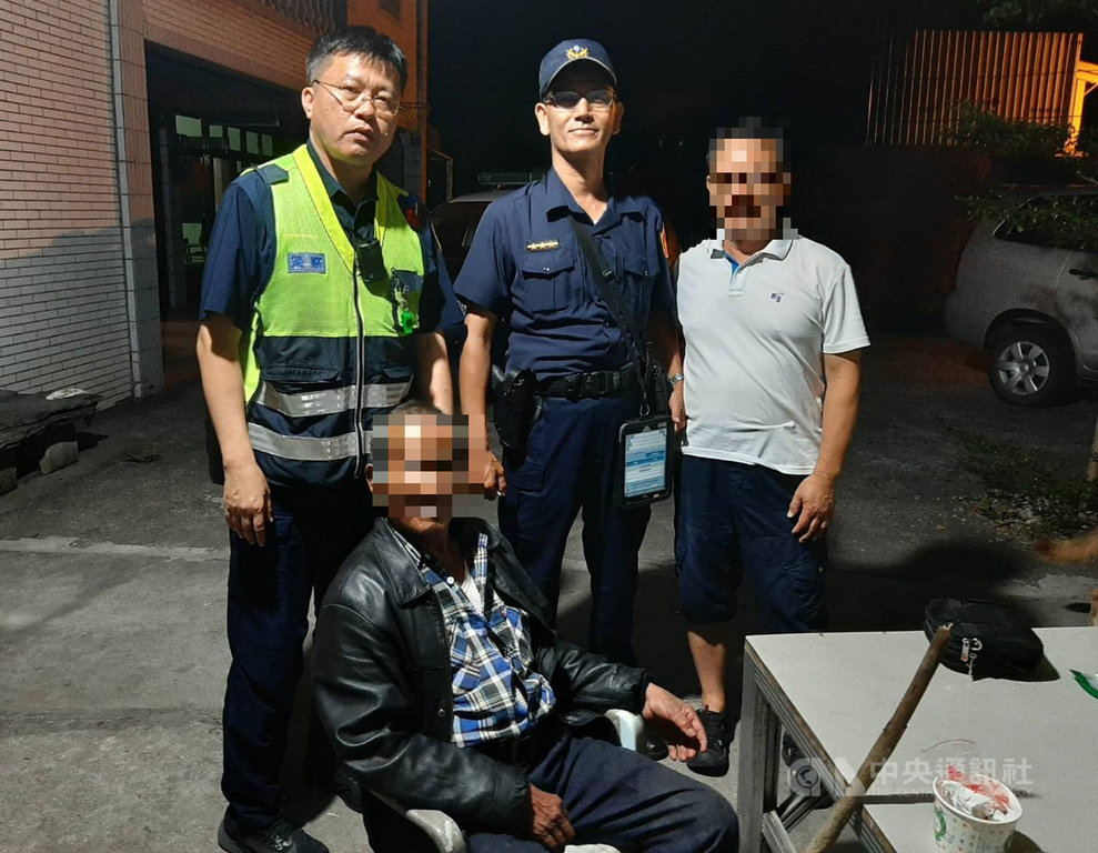 家住玉里鎮的75歲賴姓長者(前坐者)因失智症及慢性疾病於安養中心療養,日前從安養中心翻牆離開,下落不明。家屬報案後,警方發動協尋,將人平安找回與兒子(右)團聚。(花蓮縣警局提供)中央社記者李先鳳傳真 108年9月18日