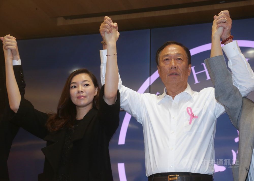 鴻海創辦人郭台銘妻子曾馨瑩(左)19日表示,從來沒有反對郭台銘出來選總統。(中央社檔案照片)