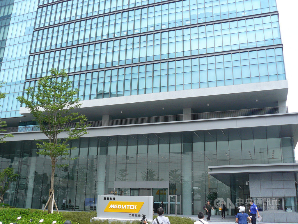 聯發科無線通訊研發大樓8月落成啟用,19日開放媒體參觀。大樓占地約1.26公頃,為地下3層及地上10層的建築,規劃有高速運算及資料中心,超過1000個辦公室座位與數個新型實驗室,並設有幼兒園。 中央社記者鍾榮峰攝 108年9月19日