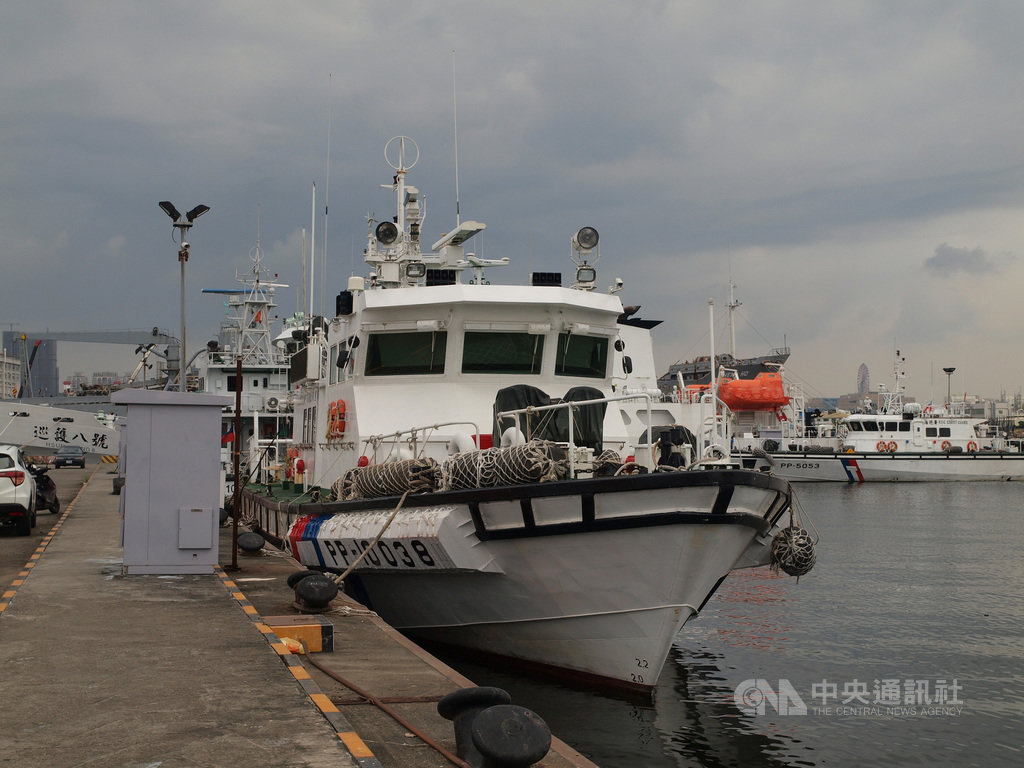 海洋委員會海巡署參考日本海上保安廳巡視船設備,將在17艘新造的100噸級巡防艇設置防碰撞設備,19日派出澎湖隊PP-10038艇在海上進行防撞墊耐浪測試。(海巡署艦隊分署提供)中央社記者劉建邦傳真 108年9月19日