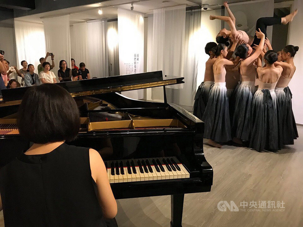 文化部所屬台東生活美學館持續3個月的「一凡廳-凝識特展」將於22日閉幕,演出「心識覺舞展/巴哈的臉」,歡迎民眾前往感受「一凡廳」的魔幻魅力。(蔡福松提供)中央社記者盧太城台東傳真 108年9月19日