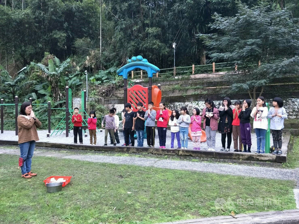 新北市三峽區大成國小校犬「阿醜」日前因年邁離世,校方特別舉辦一場「阿醜追思會」,師生們繪製祝福小卡片,並焚燒給阿醜,感謝牠的奉獻、陪伴,讓牠能帶著師生們的懷念,幸福的離開。(新北動保處提供) 中央社記者葉臻傳真 108年9月19日