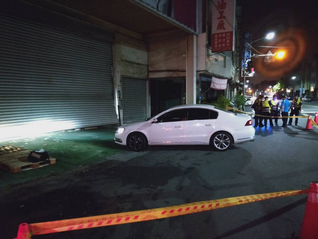 高雄市接連發生兩派網路直播主糾眾砸店、槍擊等街頭暴力事件,引起社會關切。圖為網紅主播連千毅鼓山區直播站19日遭車衝撞。(警方提供)中央社